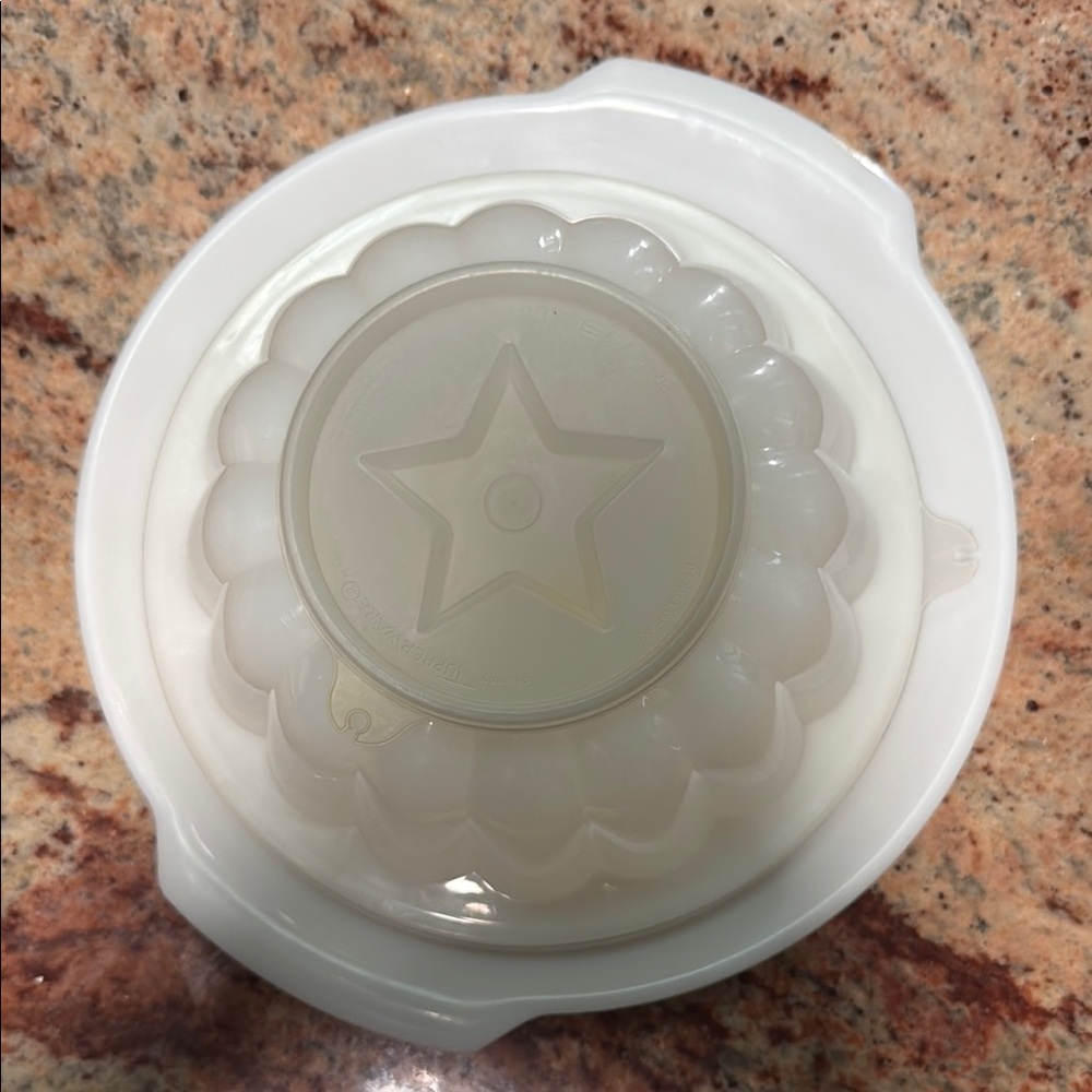 Tupperware jell-o mold with star and serving tray